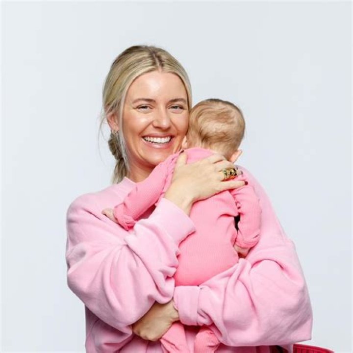 Alex Bennett - Age, Family, Bio