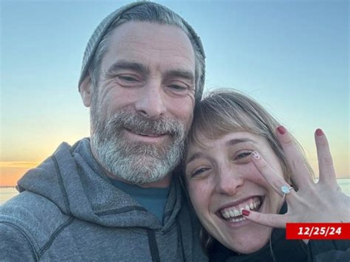 Allison Mack Height, Weight, Net Worth, Age, Birthday, Wikipedia, Who, Instagram, Biography