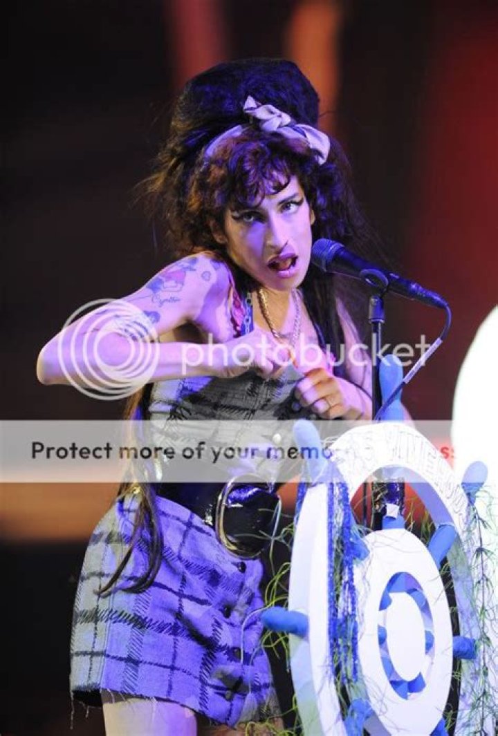 Amy Winehouse so wasted she was carried out of hotel in a blanket