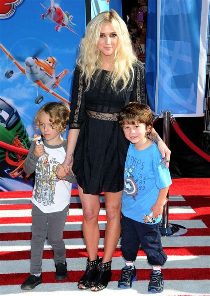 Ashlee Simpson & Pete Wentz marry