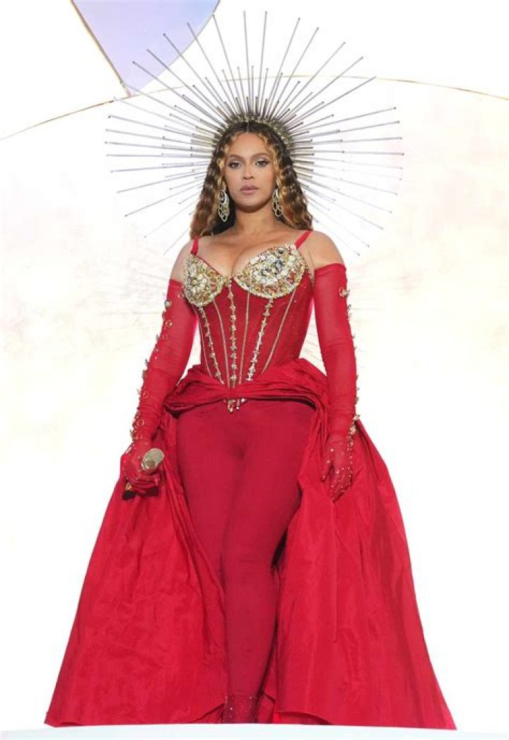Beyonce dressed up like a Christmas tree for her office holiday party: amazing?