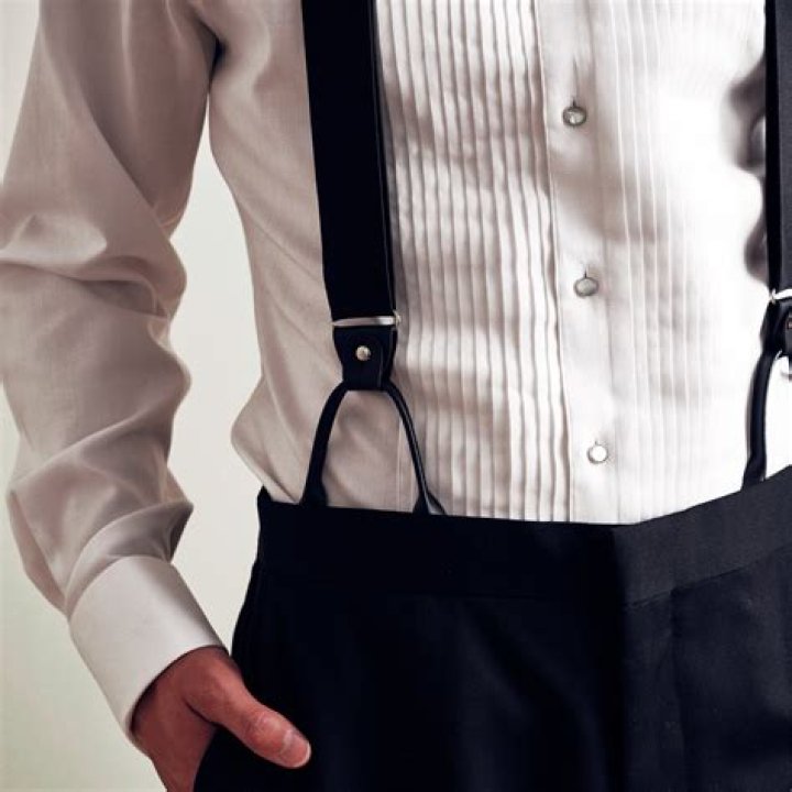 Can you wear a tie with suspenders?