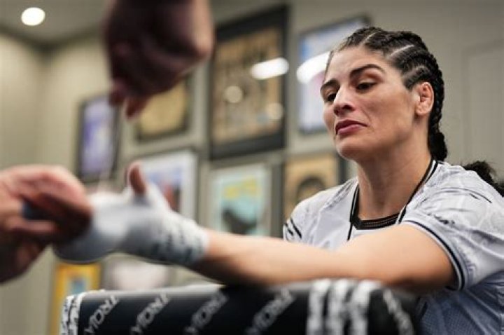 Did American mixed martial artist Julia Avila signed UFC? Who is Julia Avila married to? What happened to her finger?