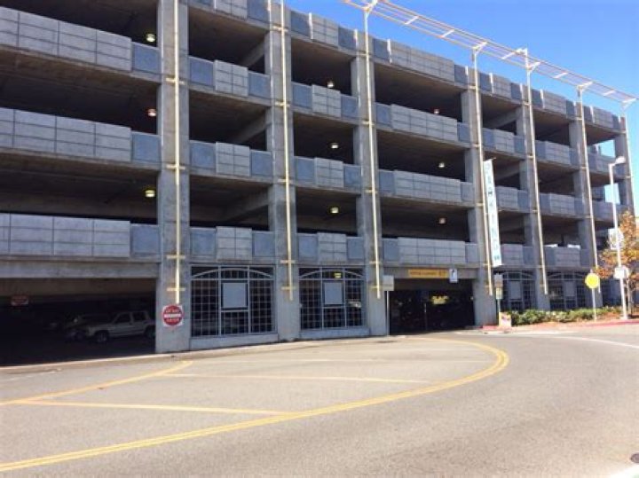 Does Millbrae BART parking fill up?