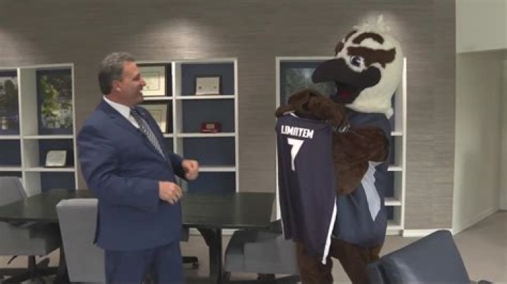 Does UNF have a football team?