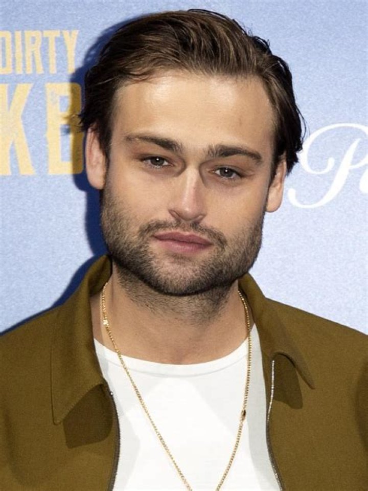 Douglas Booth - Age, Family, Bio