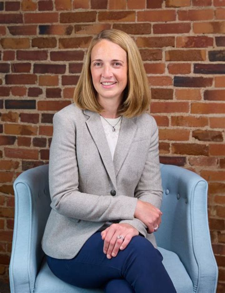 Elizabeth Hoffman - Trivia, Family, Bio