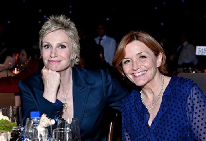 Is Jane Lynch lesbian?