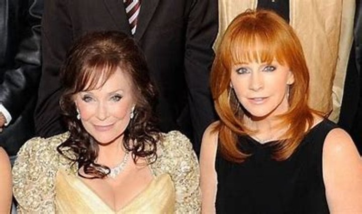 Is Reba McEntire related to Loretta Lynn?