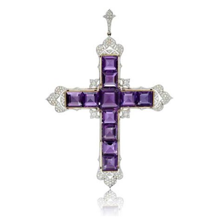 Keeping Up with Royalty! Kim Kardashian Buys Princess Diana’s Amethyst Cross Necklace for a Jaw Dropping Price!