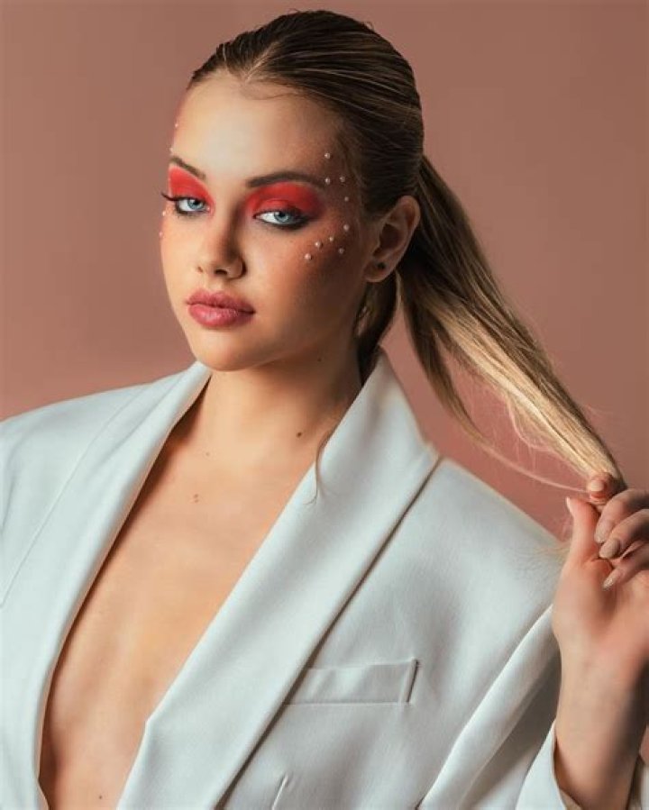 Laura Niemas - Age, Family, Bio