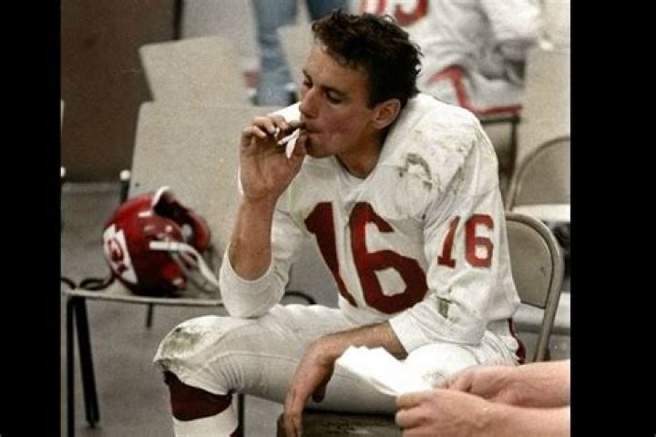 
Len Dawson Infamous Cigarette Photo During 1967 Super Bowl – Net Worth At Death 