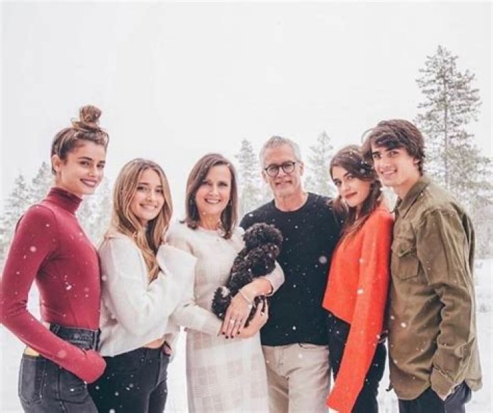 Logan Rae Hill Net Worth, Age, Boyfriend, Family, Biography & More