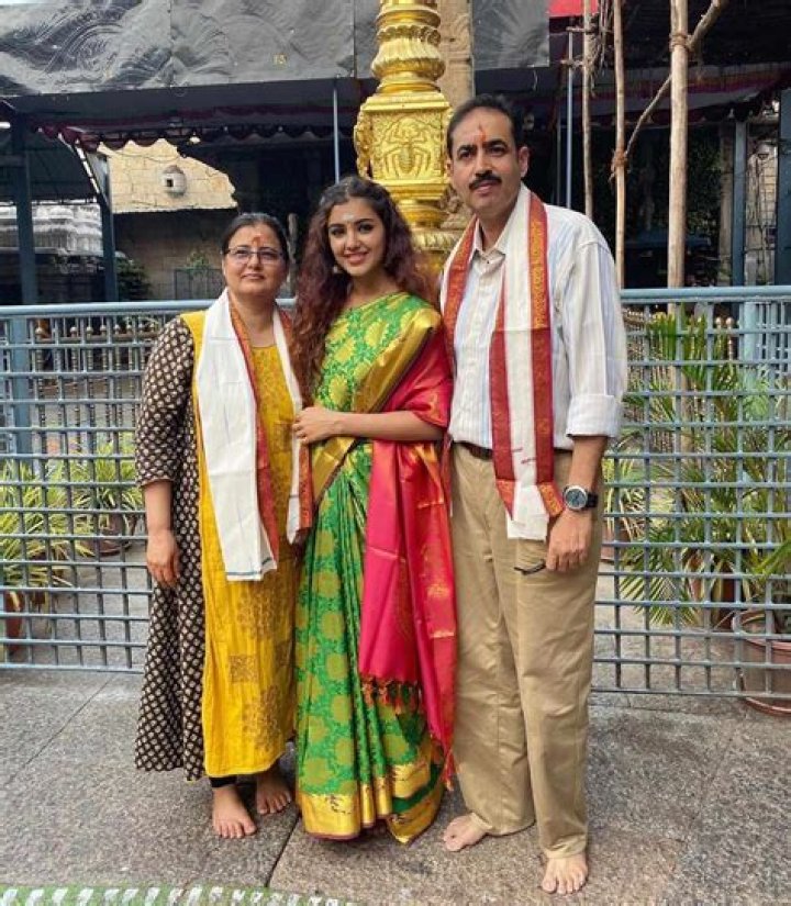 Malvika Sitlani - Age, Family, Bio