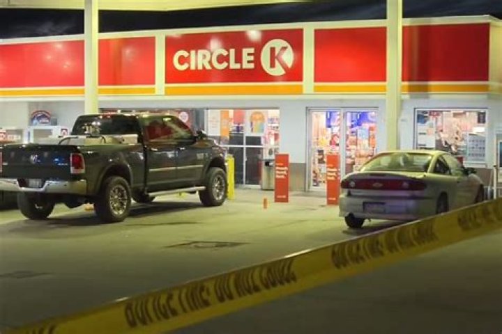 
Man Kills 3 People at Random in Washington Convenience Store, Then Turns Gun on Himself 