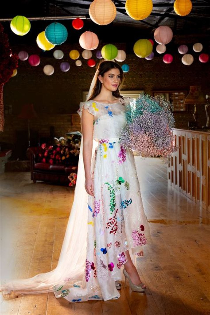 Piper Perabo’s unconventional wedding dress & yellow veil: cute or terrible?