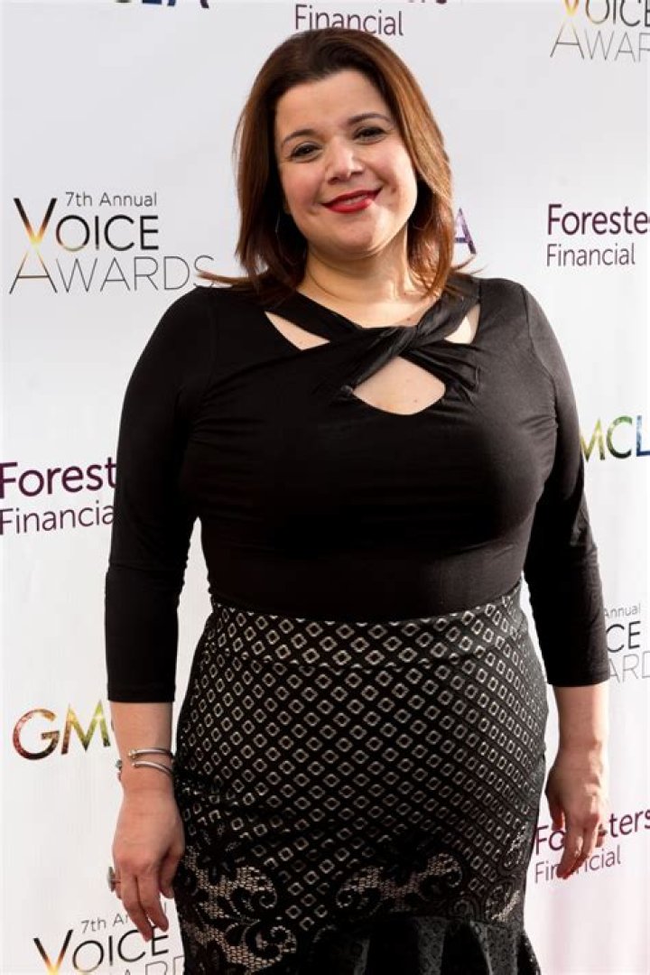 Rina Navarro Height, Weight, Net Worth, Age, Birthday, Wikipedia, Who, Instagram, Biography