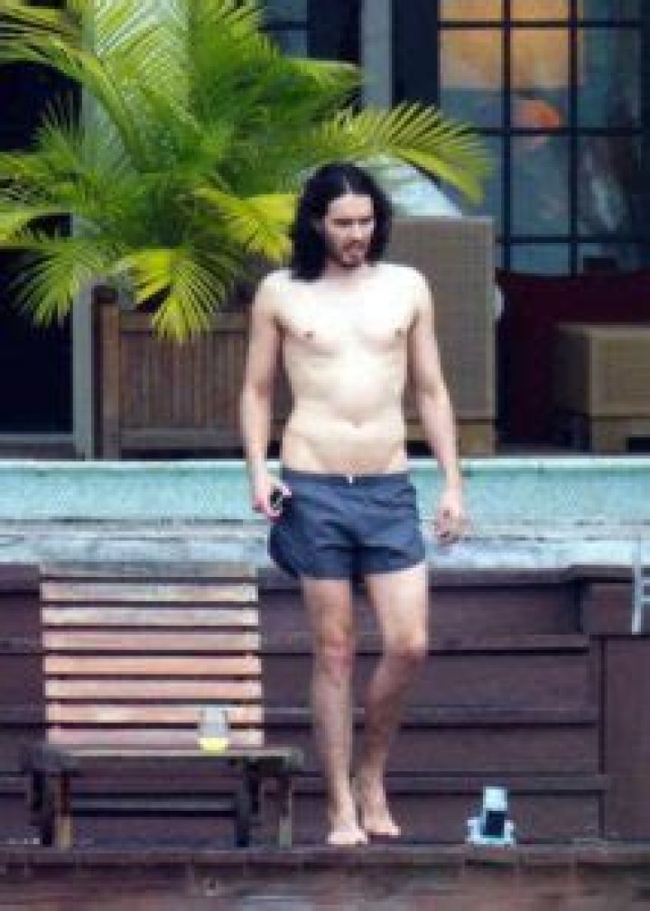 Russell Brand Height, Weight, Net Worth, Age, Birthday, Wikipedia, Who, Instagram, Biography