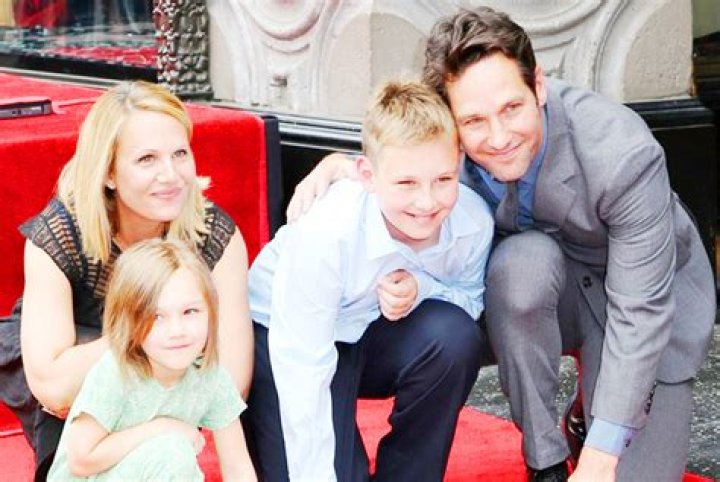 SMA Paul Rudd just hangs with family & does crosswords when he’s not working