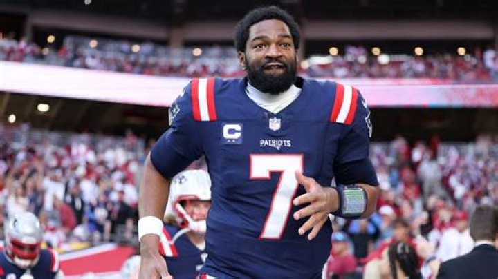 Teetotaler and non-smoker professional football quarterback Jacoby Brissett! Learn about his childhood, family, supportive mother, cute and inspiring girlfriend, and his great-going career!
