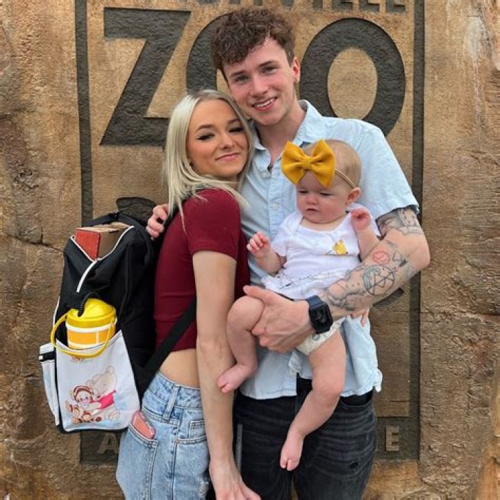 Zoe Davis - Age, Family, Bio