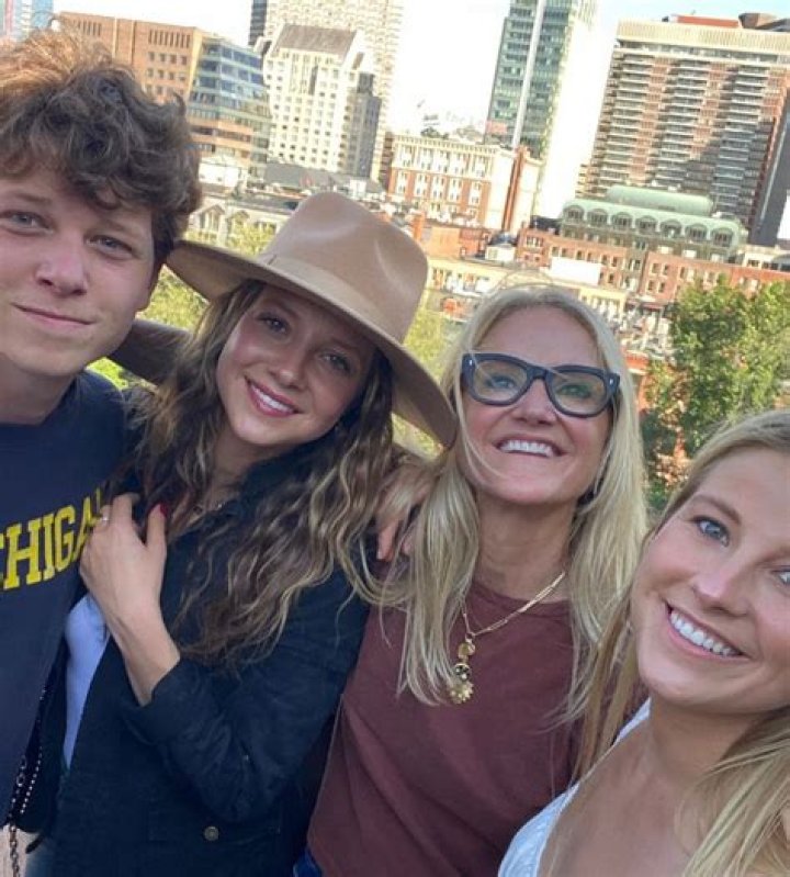 Zoe Robins - Age, Family, Bio